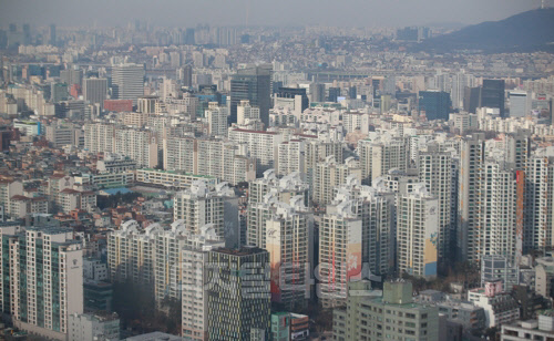 국토교통부가 23일 오전 10시 서울에서 중앙부동산가격공시위원회를 비공개로 개최하고 2019년도 표준 단독주택 공시가격을 확정한다.